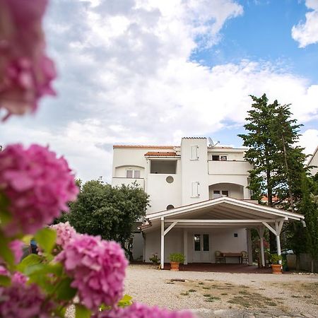 Apartments Ostrea - Mimoza ノヴァリャ エクステリア 写真